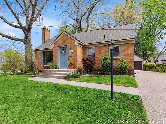 4th image of 1518 Gladstone Dr SE