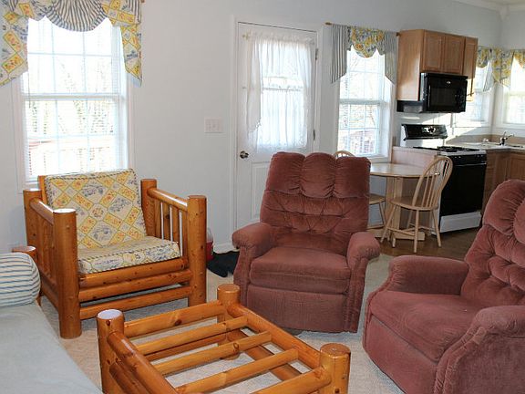 5th image of 1412 Hillcrest Dr