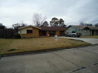 6529 Plaza St, Groves, TX 77619