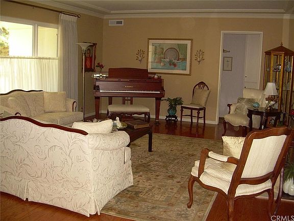 4th image of 515 E Thelborn St