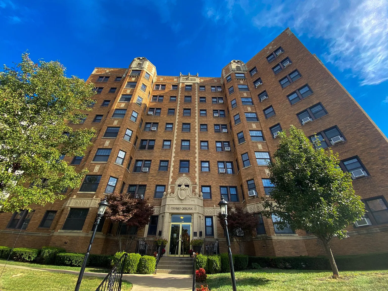 Carlyle Apartments — Photo 4