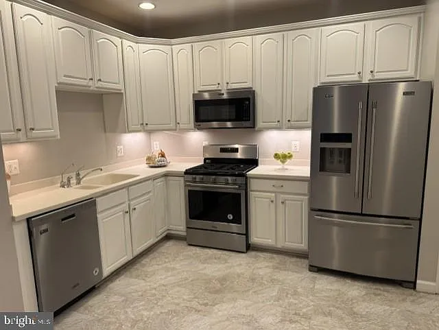 3 bed, 2.5 bath, 2047 sqft, $2,500 — Photo 2