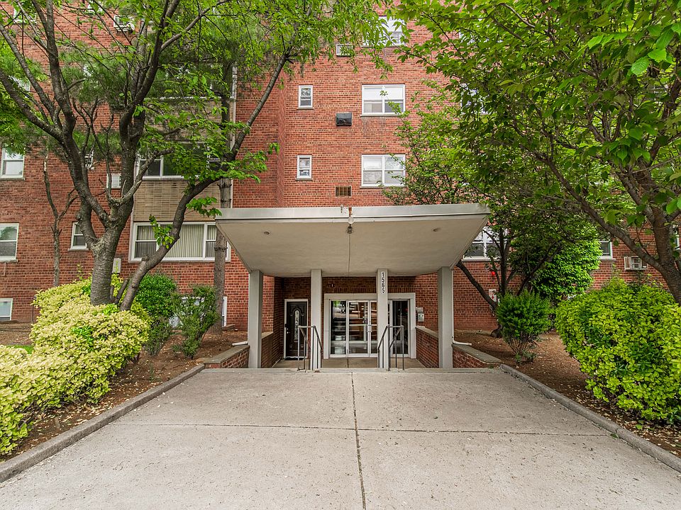 WELCOME TO WINCENTER BUILDING-REAR OPPORTUNITY!