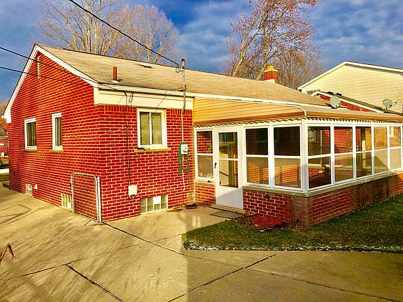 5th image of 28983 Westfield St