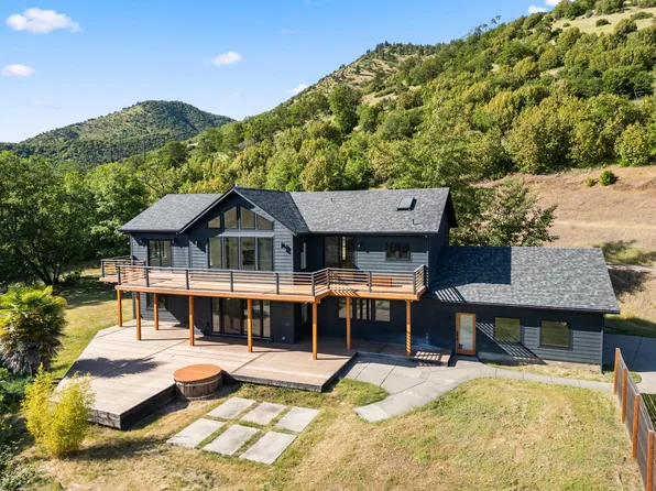 3562 N River Rd, Gold Hill, OR 97525