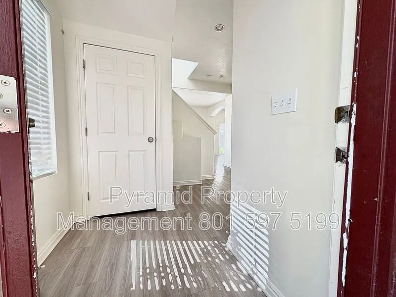 3 bed, 2.5 bath, 1475 sqft, $2,399 — Photo 2