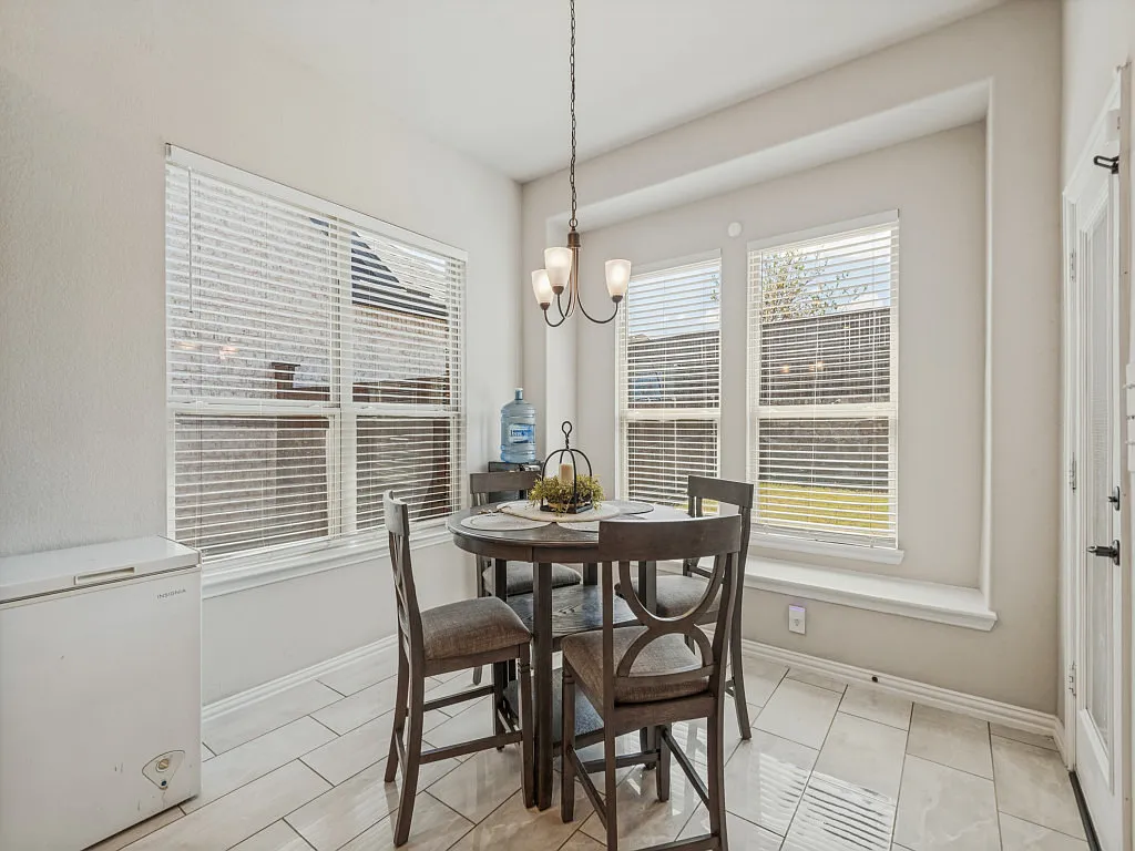 4 bed, 2476 sqft, $3,000 — Photo 4