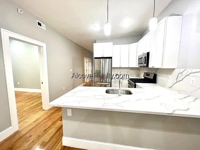 4 bed, 2.0 bath, $5,200 — Photo 2