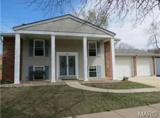 944 Queensbridge Rd, Ballwin, MO 63021