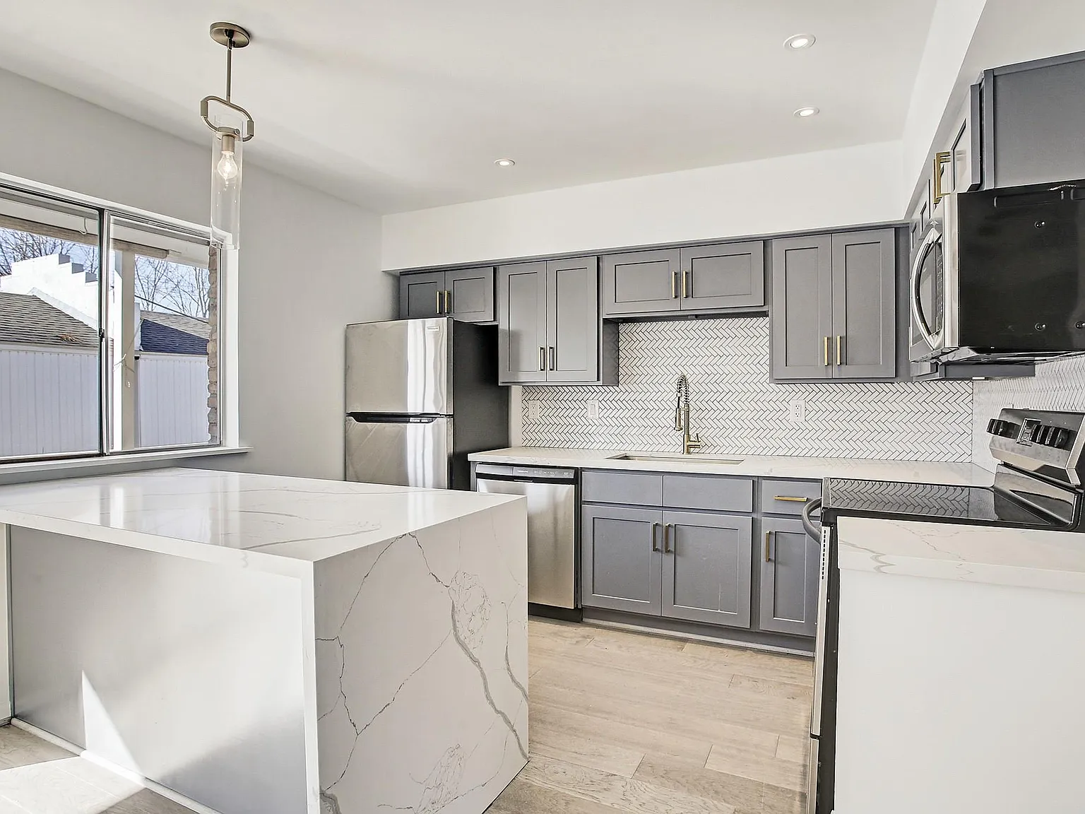 2 bed, 1.5 bath, 1068 sqft, $1,895 — Photo 2