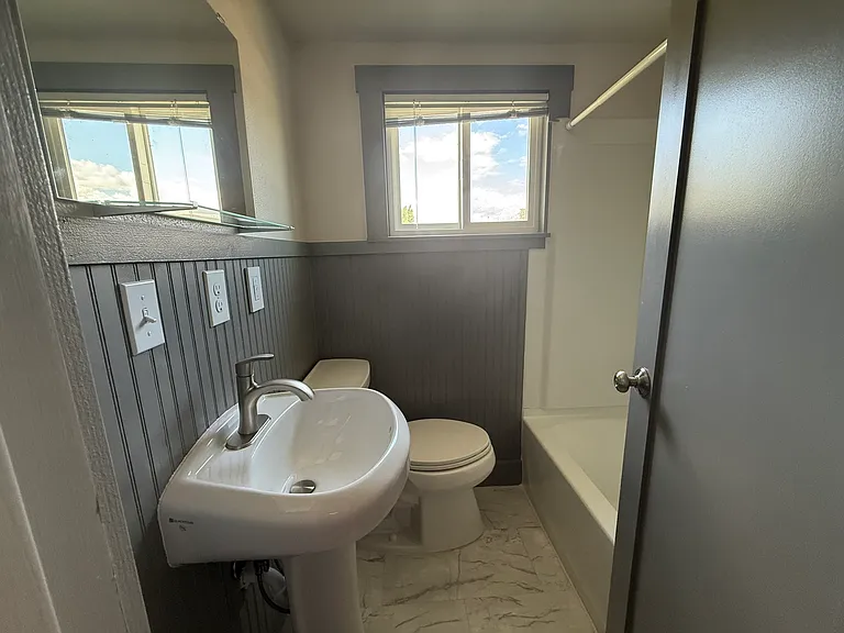 220 E Chelan Ave — Photo 11