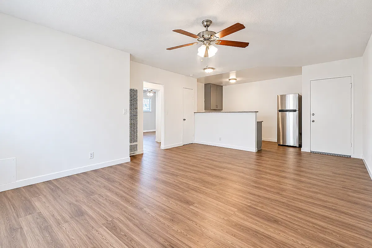 Quiet Jefferson Park Apartments Spacious, Secure & Centrally Located — Photo 2