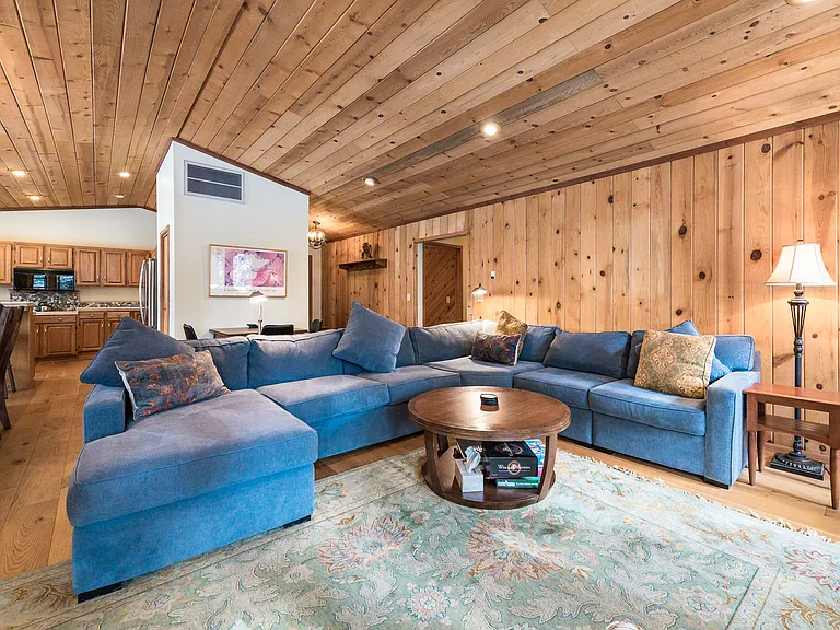 7995 Forest Glen Dr — Photo 2