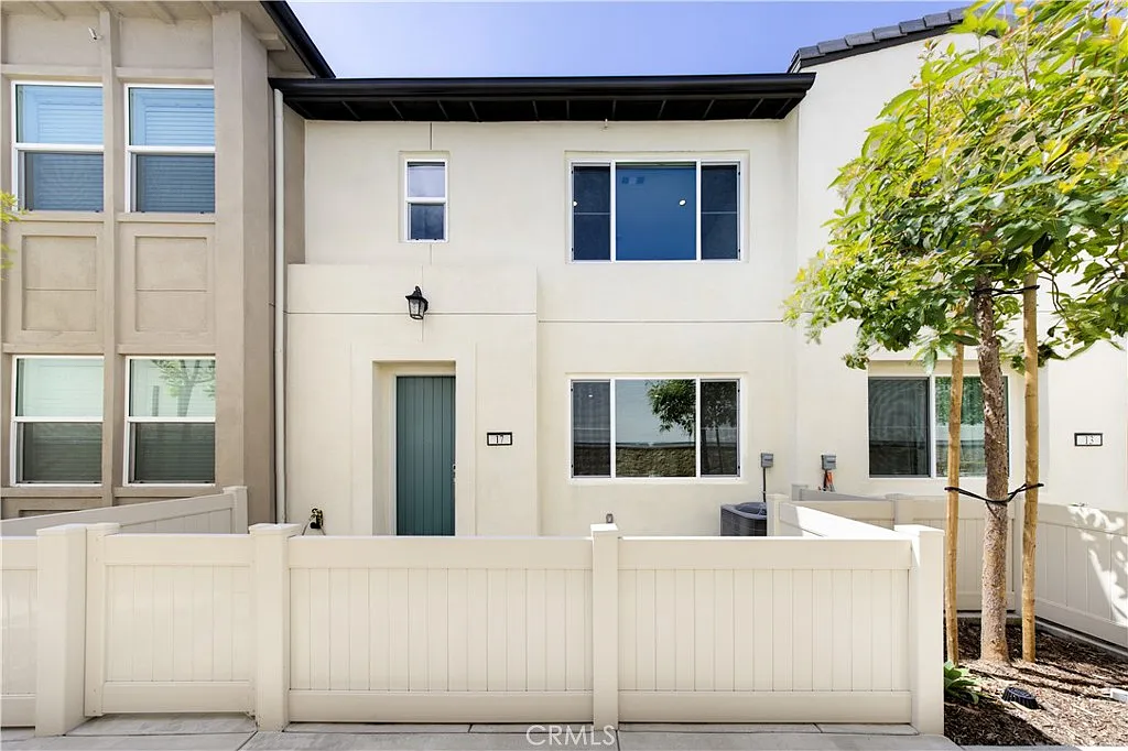 3 bed, 2.5 bath, 1560 sqft, $3,800 — Photo 2