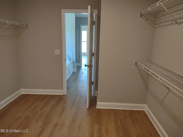 560 Silver Hill Dr — Photo 17