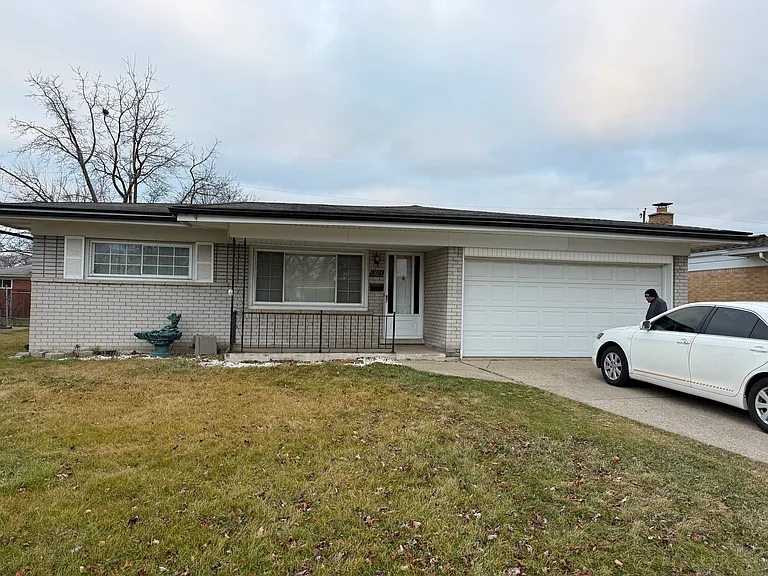 4651 Kingsley Dr — Photo 1
