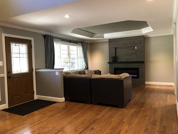 3rd image of 327 N Broadview Ave