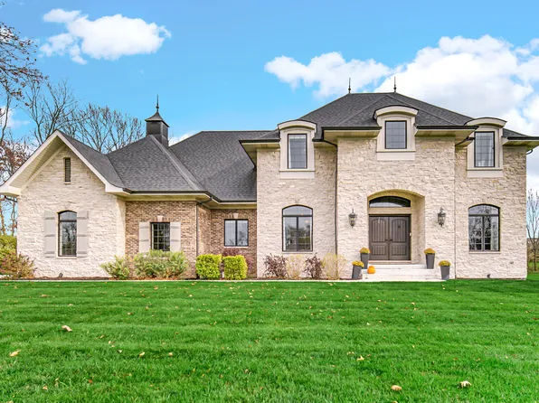 565 Vernon Woods Dr, Valparaiso, IN 46385
