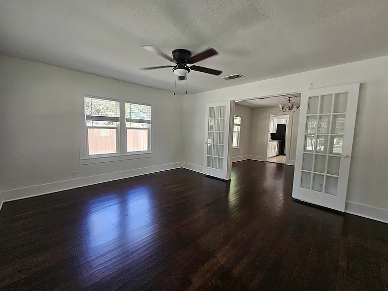 806 W Spring St — Photo 3