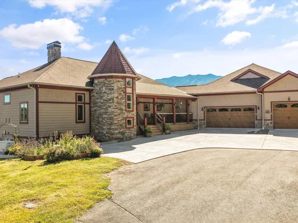 706 Nocks Dr, Gatlinburg, TN 37738