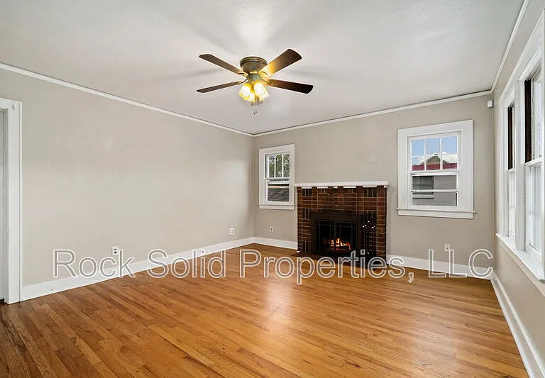 316 E 20th St — Photo 4