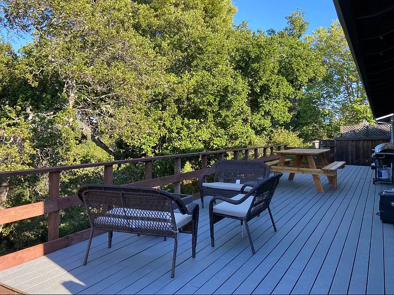 Large private deck overlooking gorgeous park setting, BBQ and ample seating for the morning breakfast, lunch or dinner