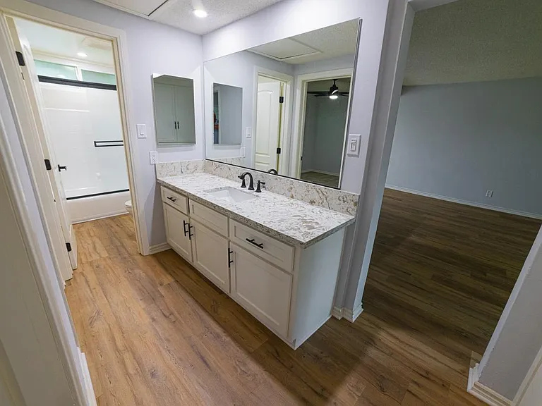 Stratford Apartments — Photo 11