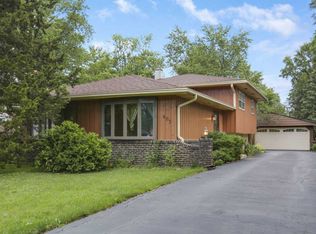 403 Blackhawk Dr, Westmont, IL 60559