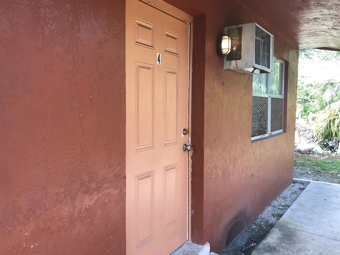 827 Nw 10 Ter - Sunmax — Photo 1
