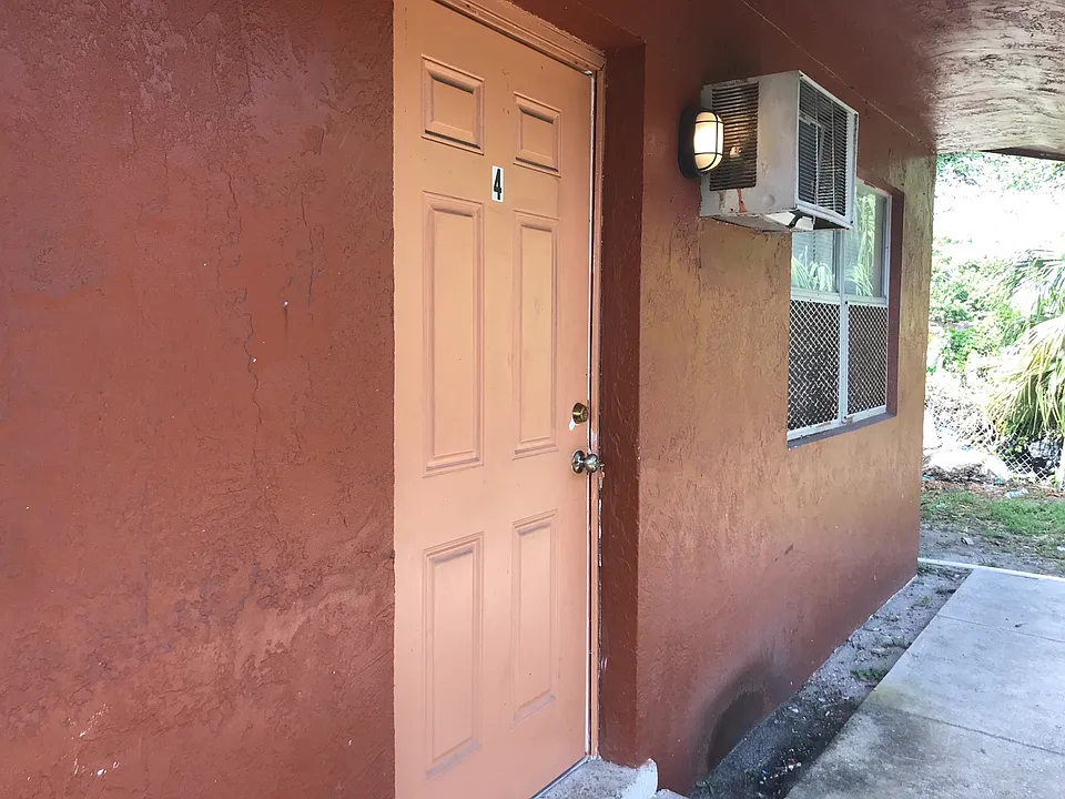 827 NW 10th Ter