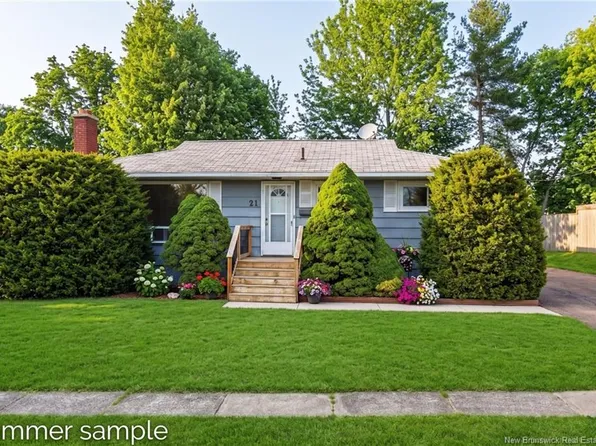 21 Downsview Ave, Moncton, NB E1A 4C4