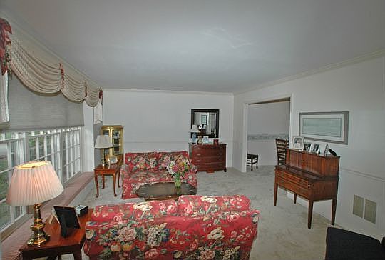 1st image of 417 Larchmont Ln