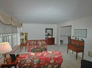 417 Larchmont Ln, Vernon Hills, IL