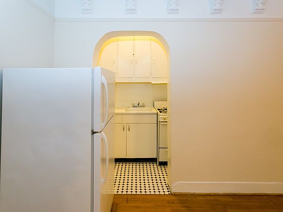 5th image of 4631.5 N Paulina St #M08r