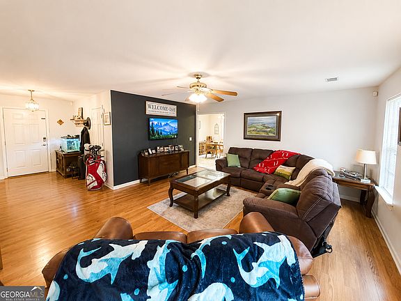 4th image of 64 Edinburgh Dr