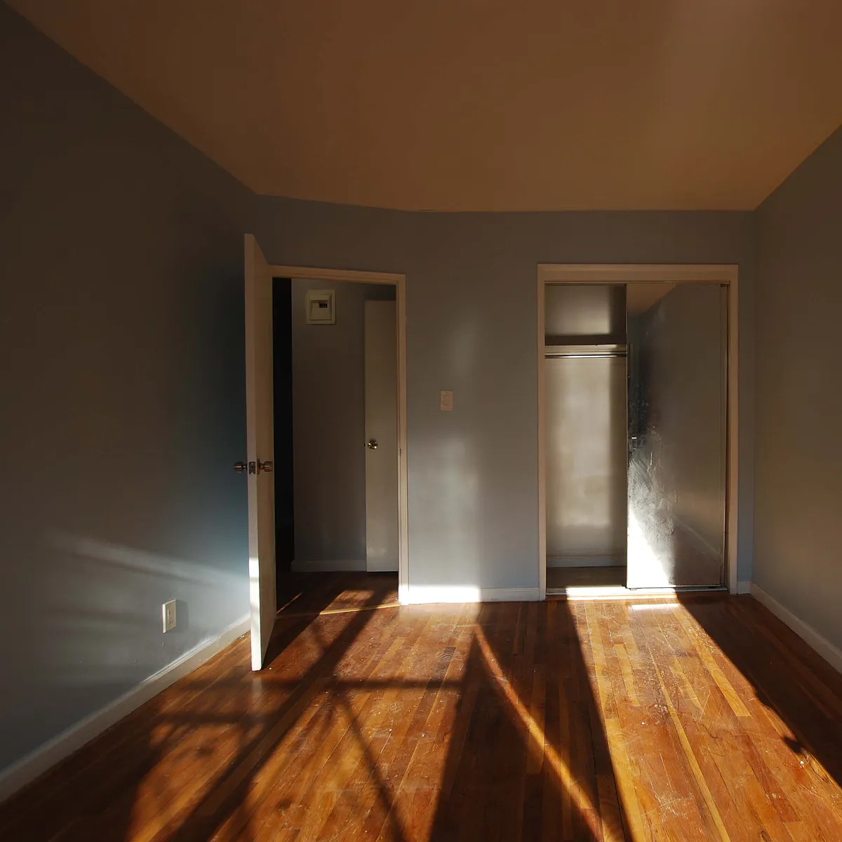 Building Photo - 901 E 103rd St #1