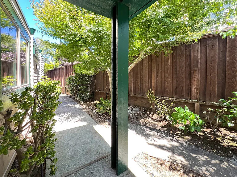 2286 Hastings Dr — Photo 2