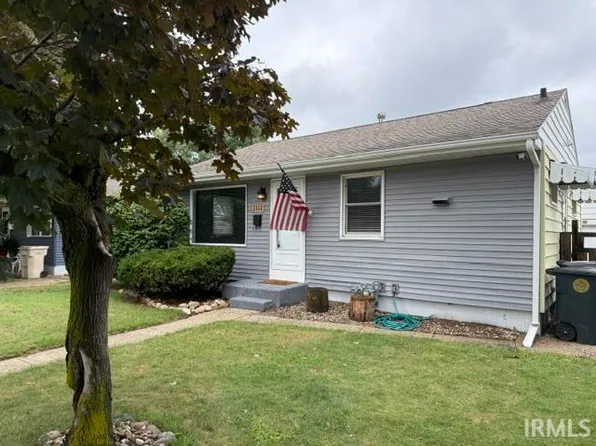 1112 Canterbury Dr, South Bend, IN 46628