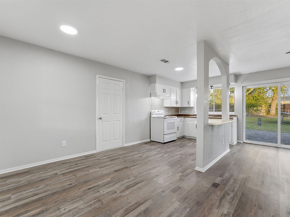 1st image of 910 Royal Crest Dr