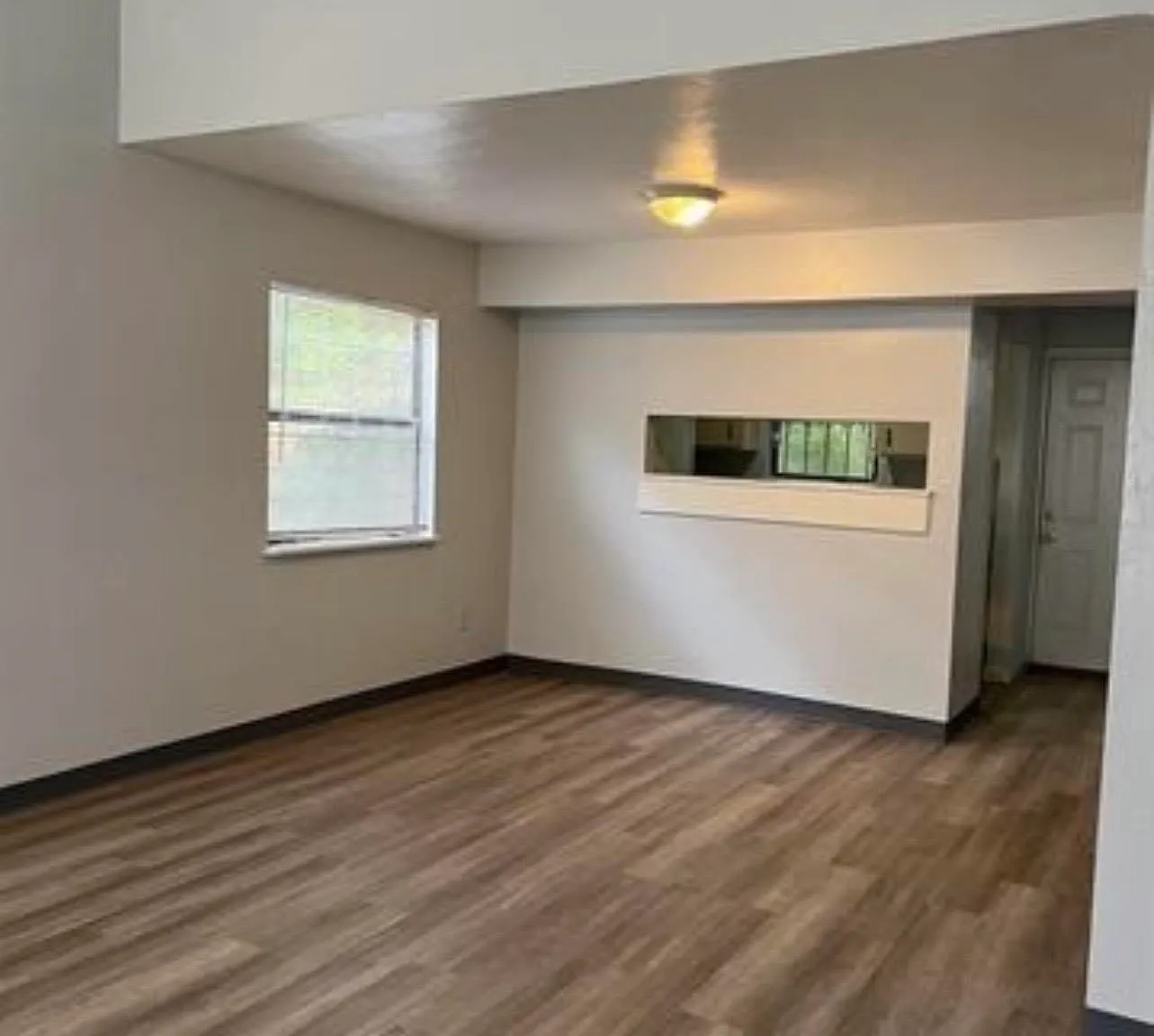 1 bed, 1.5 bath, 844 sqft, $975 — Photo 2