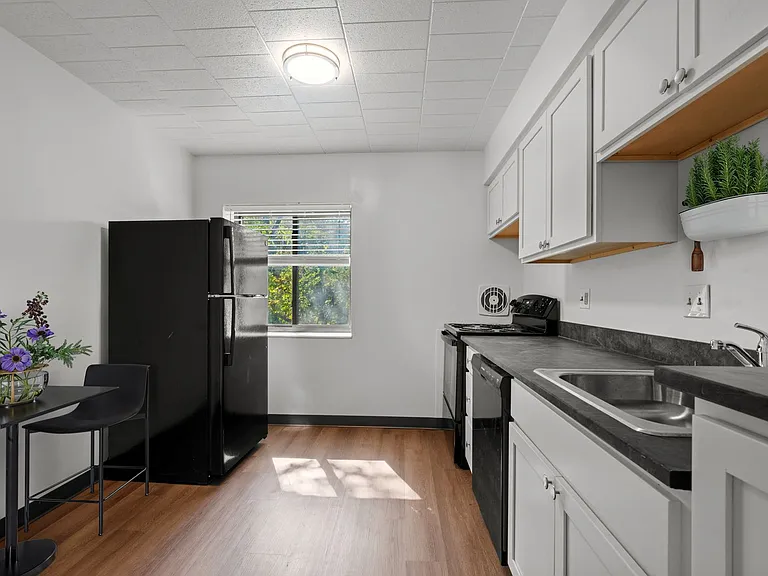 Edgewood Court Apartments — Photo 25
