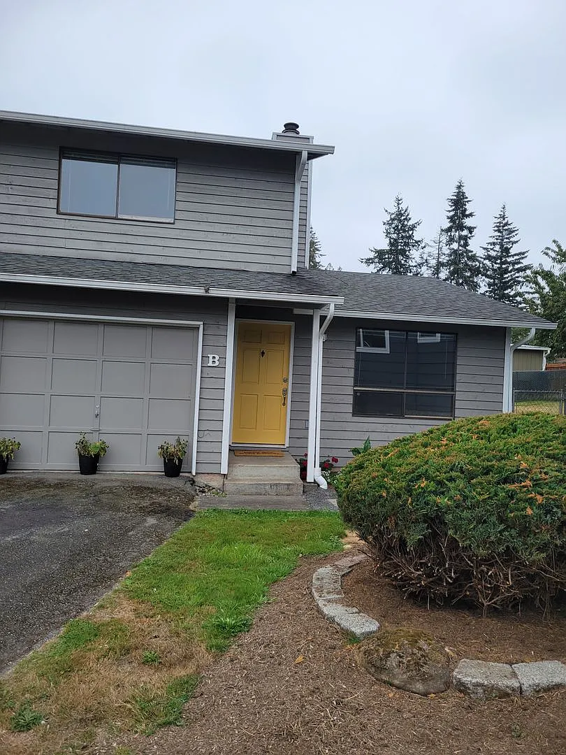 Seahurst Duplex -5208 Seahurst Ave — Photo 1