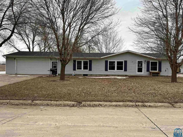 862 8th Ave NW, Sioux Center, IA 51250