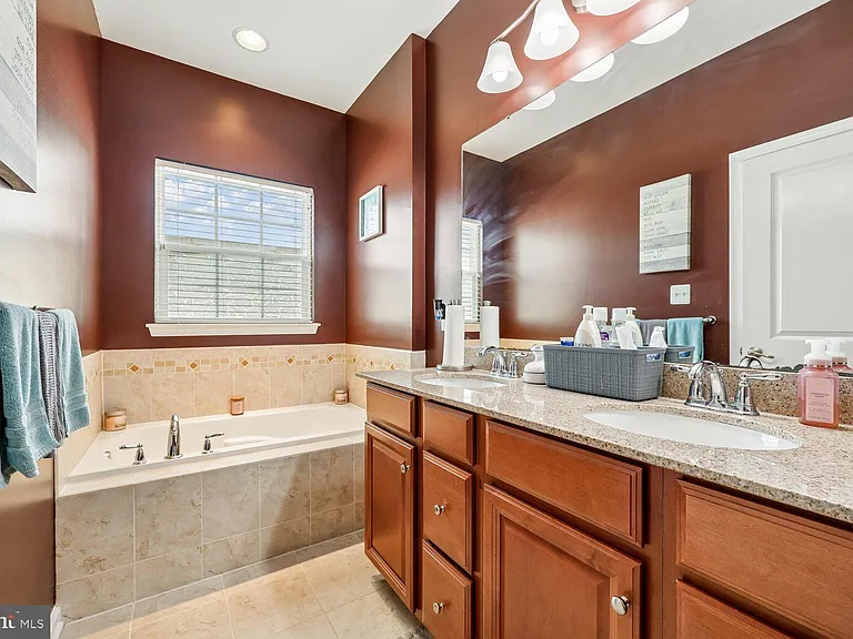 11672 Emerald Green Dr — Photo 17