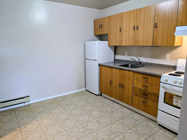 1837 Lansdowne St W #27 — Photo 3