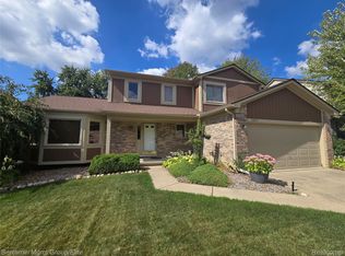 2057 Huntingdon Dr, Wixom, MI 48393