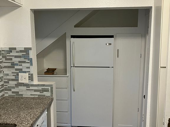 5th image of 325 N Gertruda Ave #2