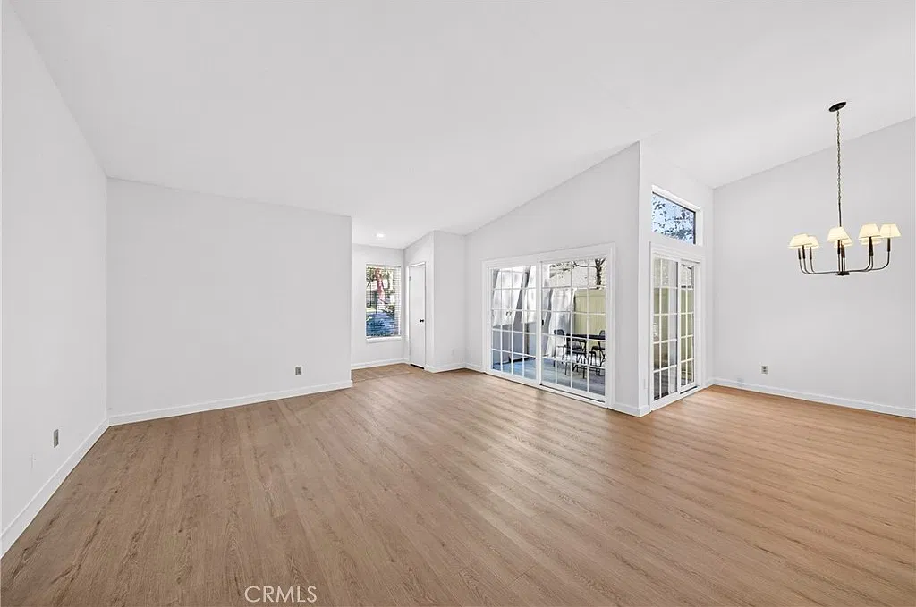2 bed, 1070 sqft, $3,200 — Photo 3
