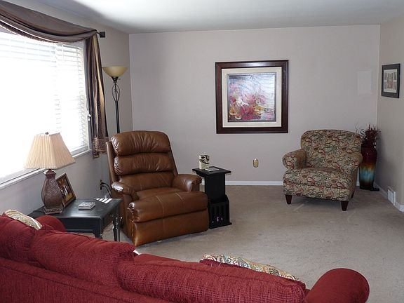 lrg liv room w bay window