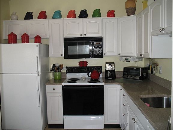 Kitchen 2 (silestone counters)